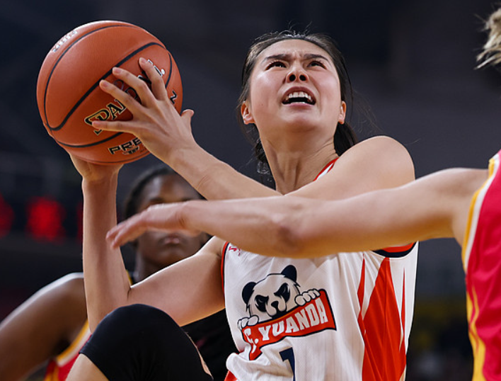kaiyun-泪目！中国女篮30岁王牌造12分主宰末节：铸就4年3冠新王朝